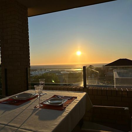 Sunny Ocean View Retreat Apartment เพิร์ท ภายนอก รูปภาพ